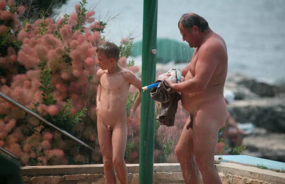 Naturist Shower Profiles pics - Naturism enthusiasts choose the natural world