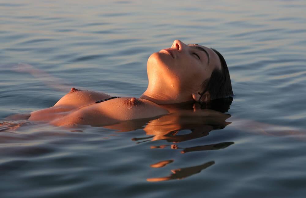 Sunlight Water to the Night pics - Nudity is only possible among people