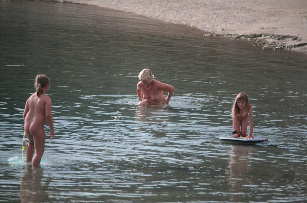 Naturism photo gallery # 14 - Nudists relax beautifully—a sight to behold