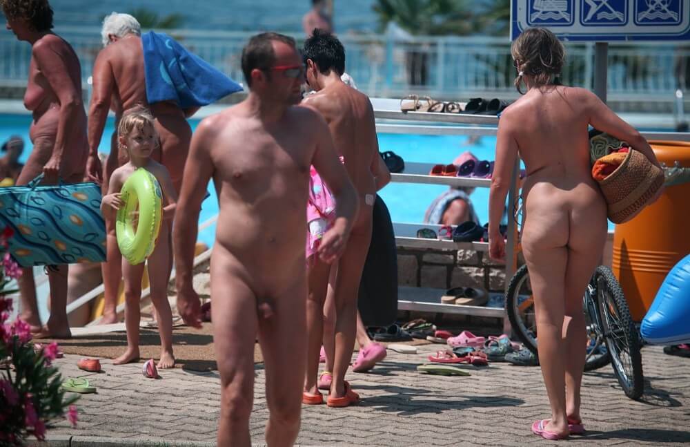 Daytime Nudists Chill Out photos - Living freely and naturally is the dream of naturists