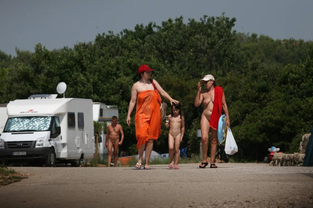 Bondi Beach Path Outskirt pics - Simplicity is the key to nudism