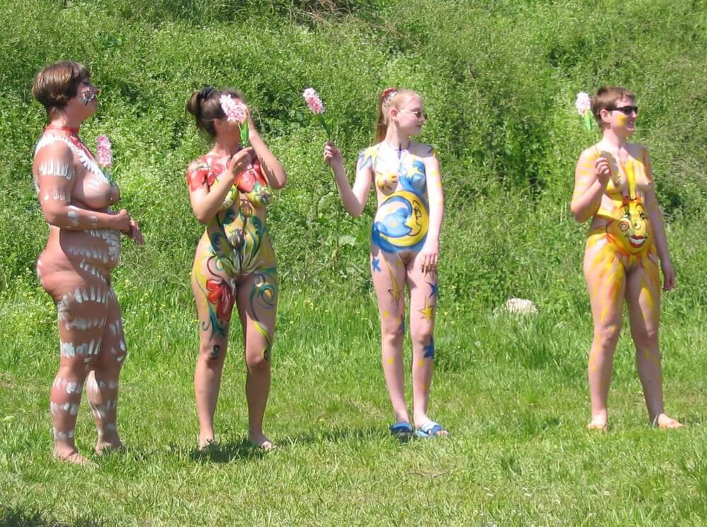 Family String-Apple Game Pics - Nudism helps to overcome shyness and insecurities