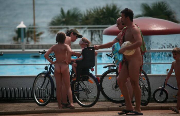 Freedom on two wheels: how cycling and hiking enrich the lives of nudists - Nudism is based on sincerity