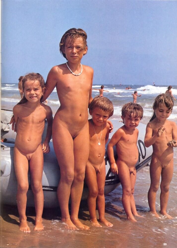 Jung und Frei Nr 2 - Family nudism in the 21st century