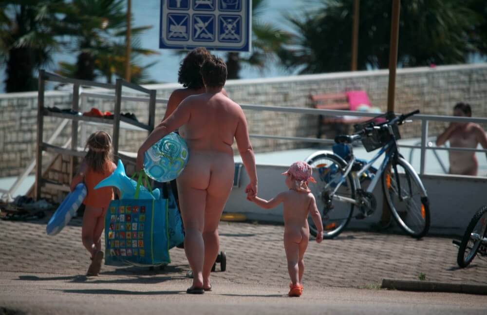 Pool Outskirt Nude Guests pics - Self-confidence helps naturists achieve their goals