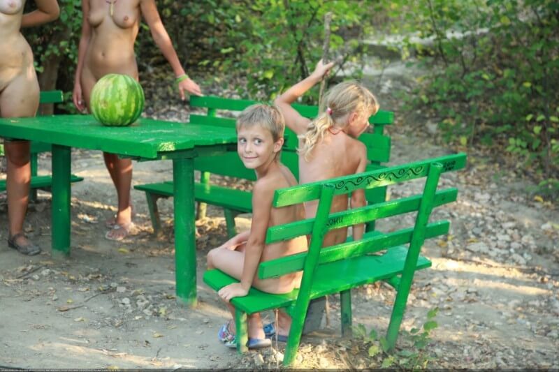 Naturists green picnic photos - The Philosophy of Body Freedom