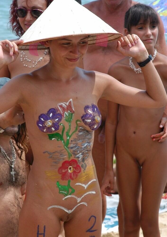 Nudist gathering on the beach video - Nudists live together in nature and in groups