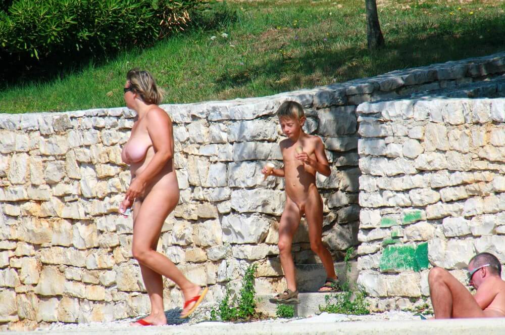 Ula FKK Wall-Side Families pics - Nudism and naturism as a philosophy of life based on respect and acceptance