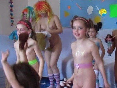 Naturism Freedom: Disco - Nudism helps overcome insecurities