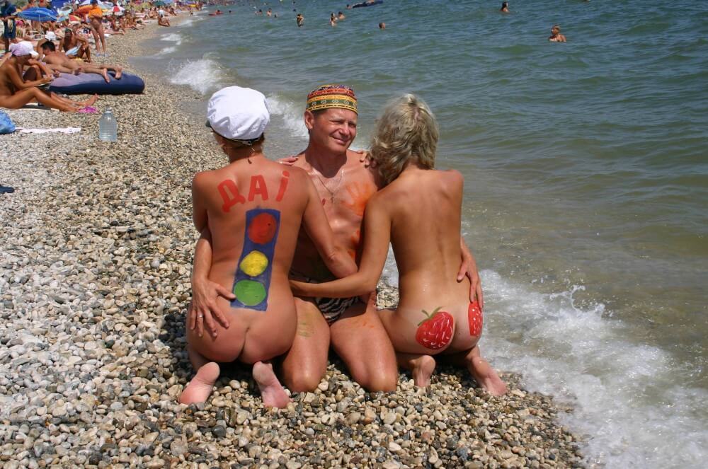 Bold Outdoor Nude Poses pics - Nature provides inspiration and energy for the practice of naturism and nudism