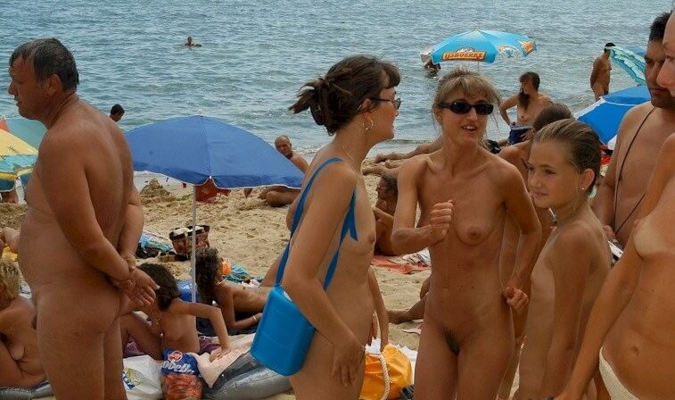 Documentary video naturism 1999 - Freedom and naturalness are important to naturists