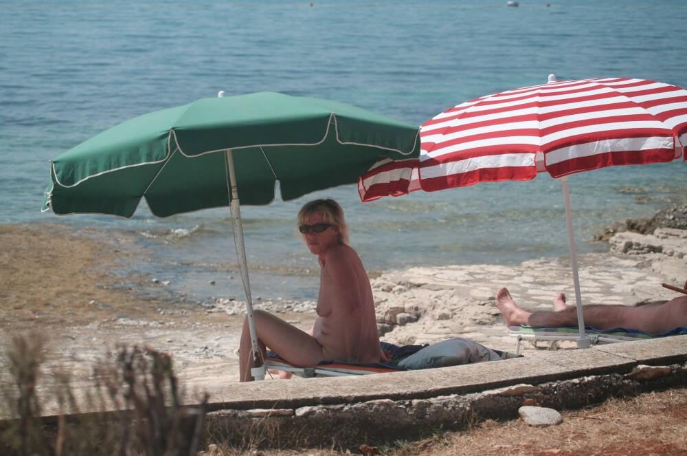 FKK Beachline Front pics - In naturism, people are equal regardless of circumstances