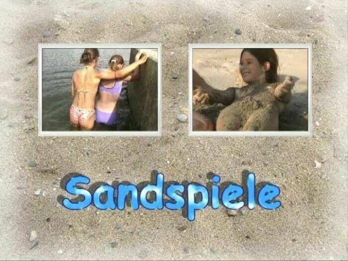 Naturistin: Sandspiele - A nudist values trust and friendliness among people