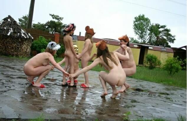 Naturism photo gallery # 23 - Nudists relax beautifully—a sight to behold