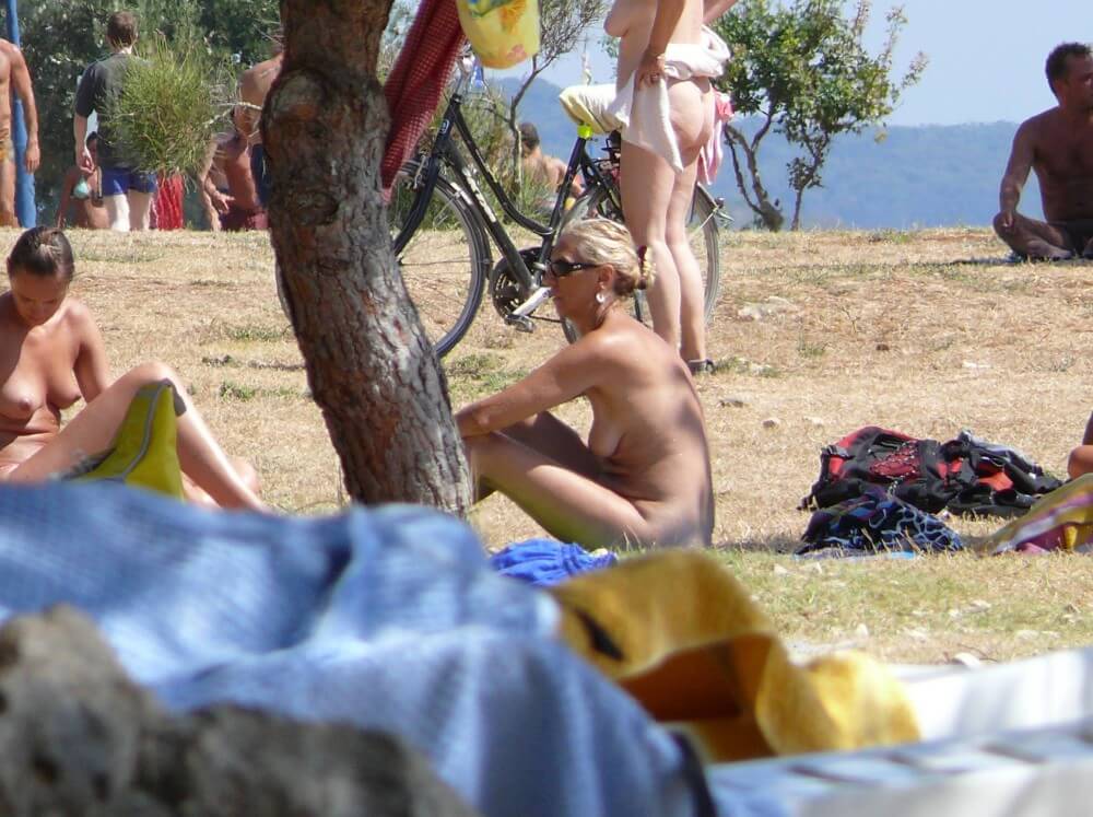Ula FKK Shore Perspective pics - Nudism and naturism encourage a love of nature and oneself