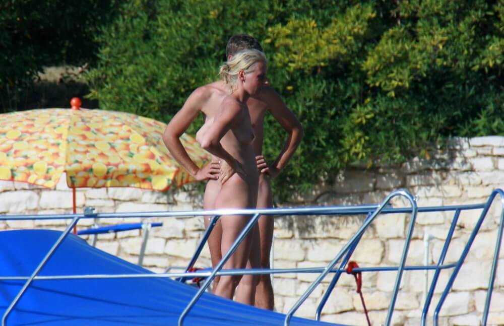 Casual Beachside Strolling pics - There are many politicians among nudists