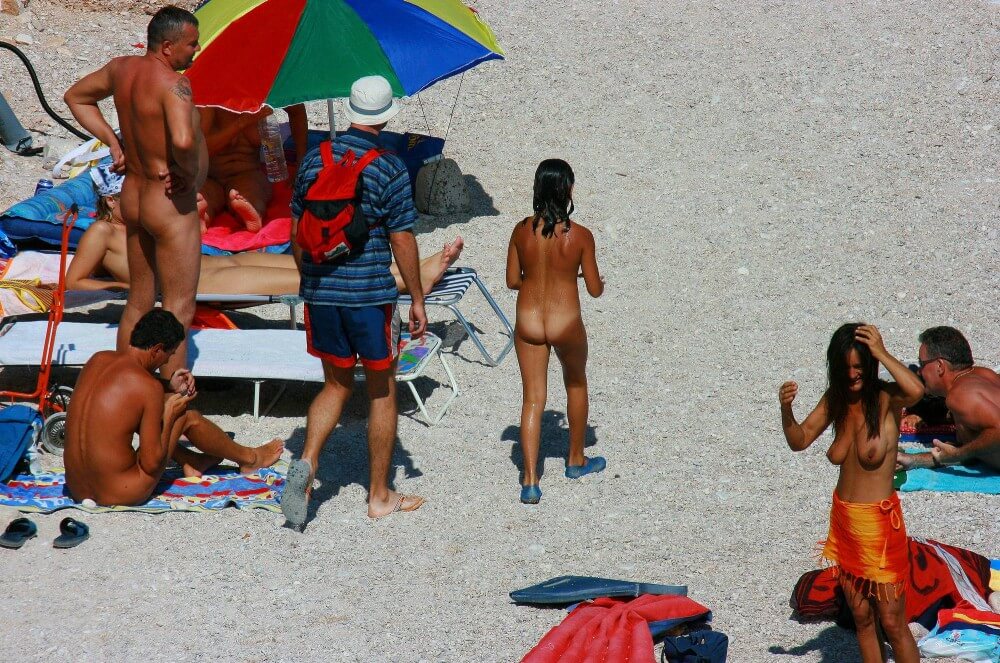 Uka FKK Beach Parenting Nudist beach pics - Naturism teaches us to accept ourselves and others without embarrassment