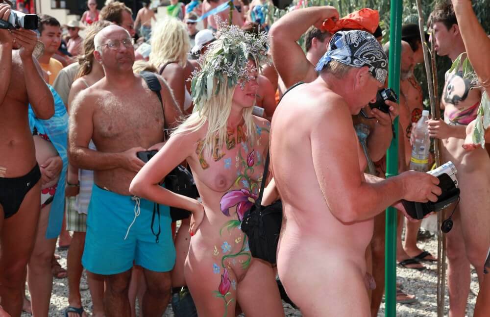 Neptune Painting Couple pics - Naturists live freely and naturally