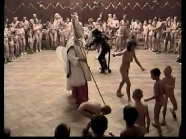 Helios Natura: Christmas Kinder Spiele - Naturism teaches respect for the body—both your own and others