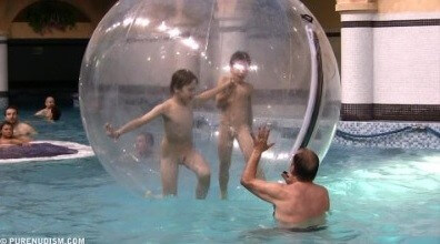 Aquatic Park Zone 1 - People seek self-development and peace of mind through nudism